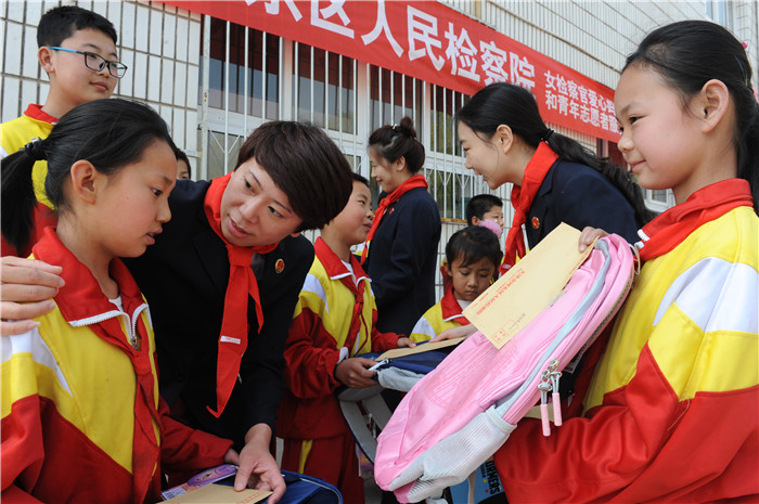 河东检察院“爱心妈妈”小组前往蓟州区中营小学开展捐资助学活动